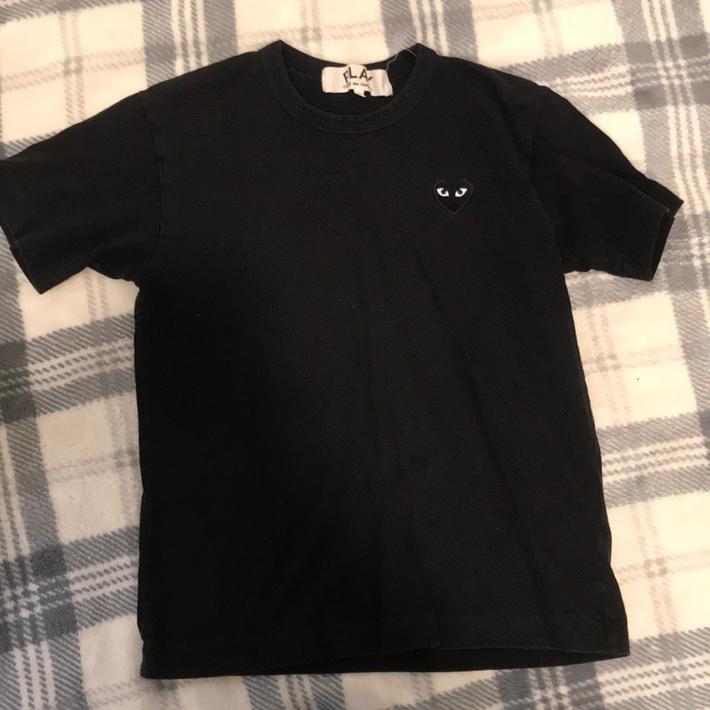 CDG PLAY T SHIRT SIZE SMALL